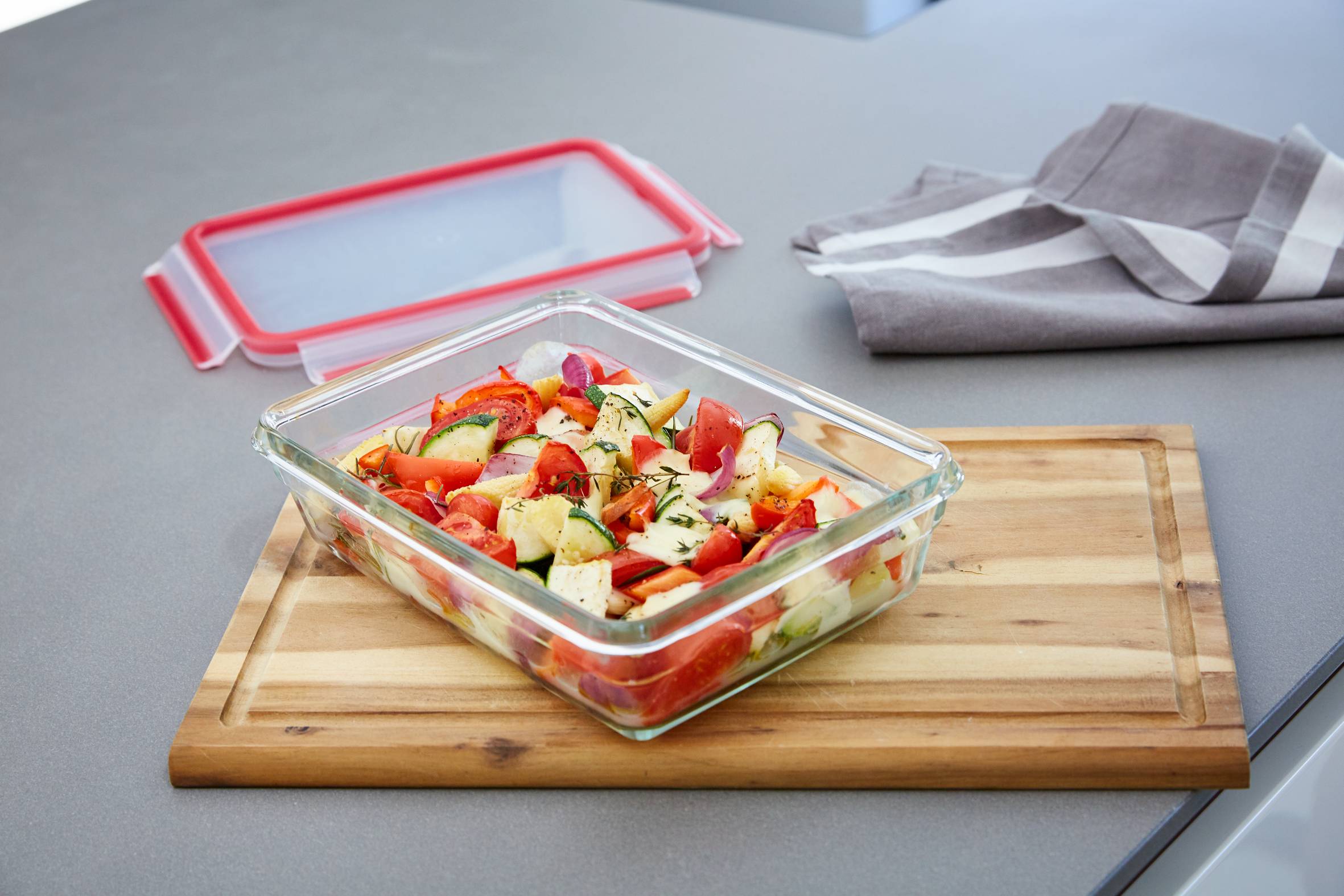 Clip & Close Hermético de Cristal Rectangular 1,1 L, Apto para Horno, Resistente a Goteos, Seguro para Congelador, Rojo