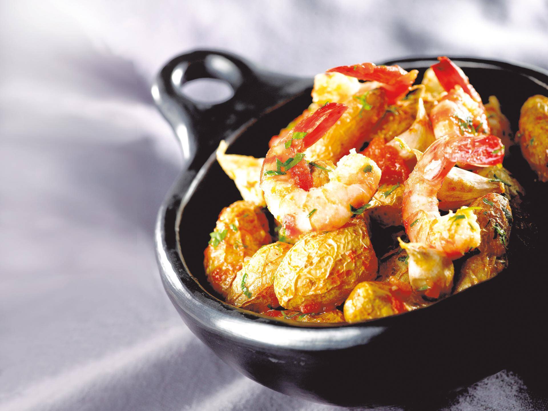 Patatas nuevas con ajo sin pelar, tomates confitados y langostinos - Receta Actifry Express 1kg | Tefal