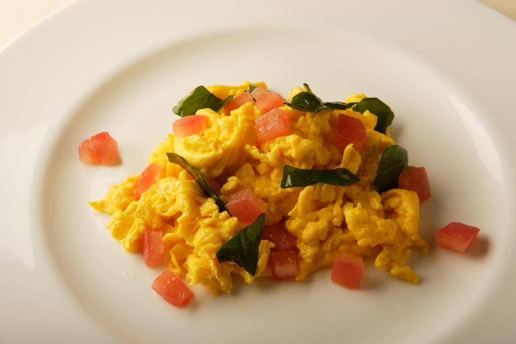 Huevos revueltos, espinacas cocidas y tomates - Receta Actifry Express 1kg | Tefal