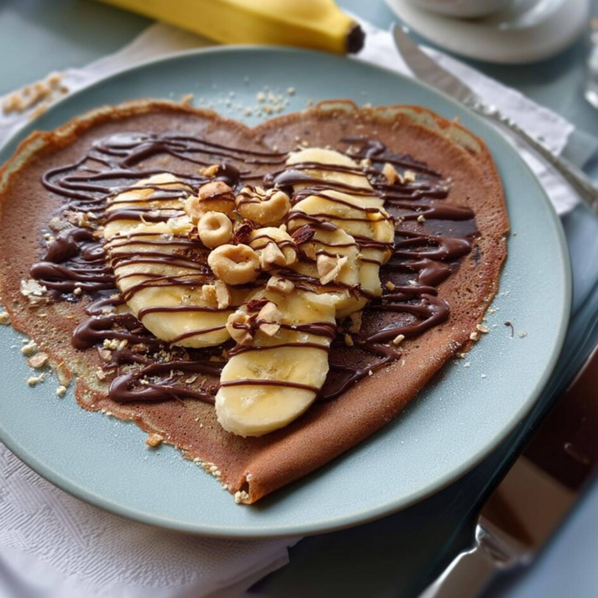 Crepes en forma de corazón con Nutella, plátano y avellanas tostadas - Receta Sartenes y Ollas | Tefal