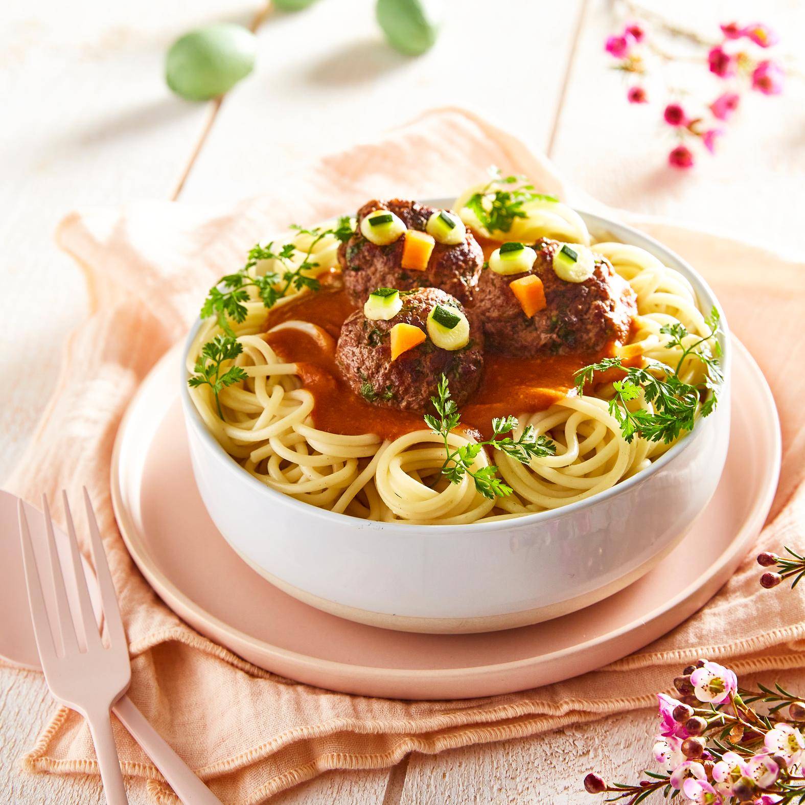 Nido de espaguetis con albóndigas y salsa de tomate - Receta undefined | Tefal