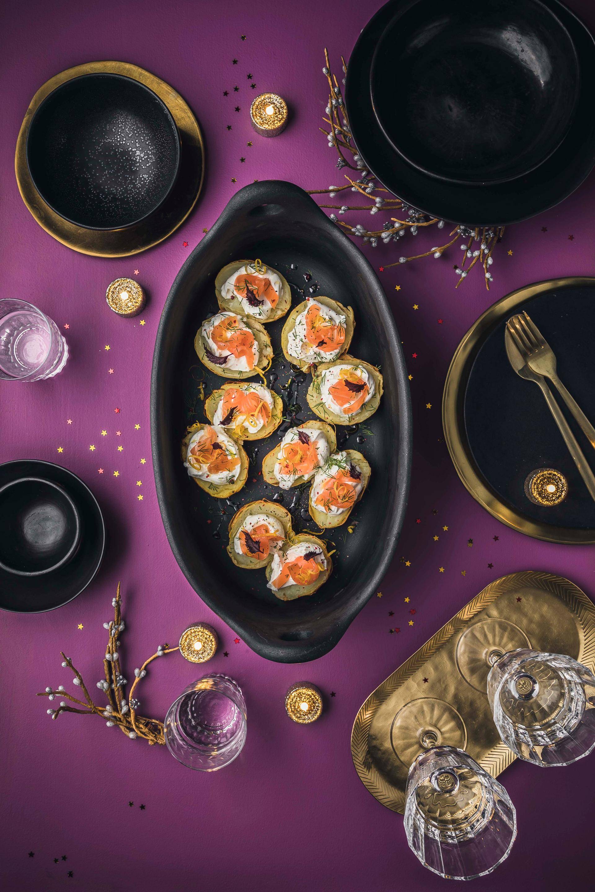 Patatas al horno con salmón ahumado y cremosa salsa de limón - Receta Sartenes y Ollas | Tefal