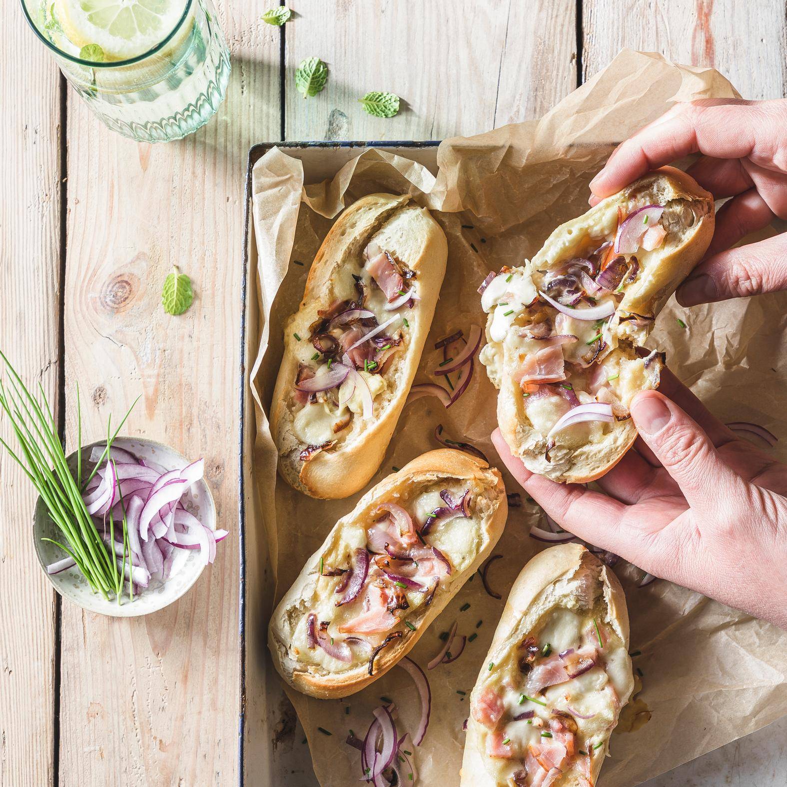 Barco de pan con cebolla caramelizada, bacon y cheddar - Receta undefined | Tefal
